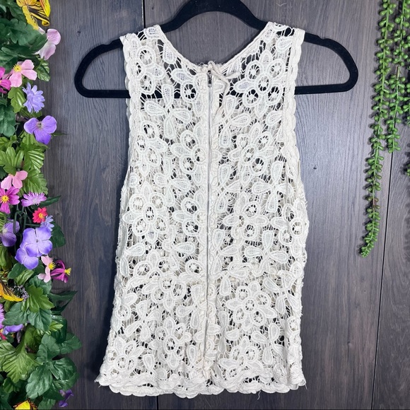 !🌼3/$30🌼Sleeveless Lace Zip Up Back Blouse Size Small - Picture 8 of 14